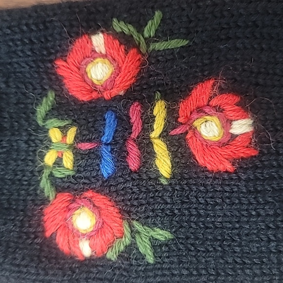 Adorable Embroidered Mittens - Floral Delight! - Picture 7 of 7